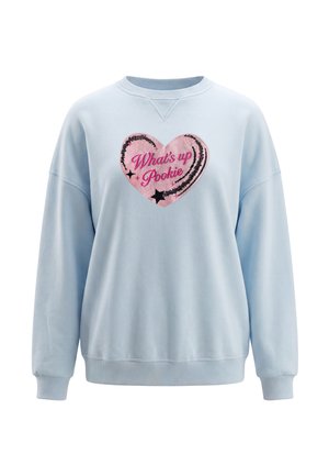 Lyseblå langærmet sweatshirt med ribkanter ved manchetter og kant, med et lyserødt hjerte og teksten "What's up Pookie" i midten.