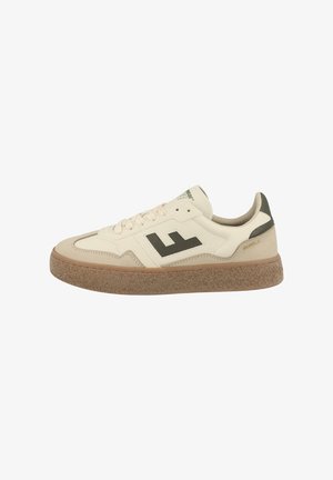 Cremfarbene Sneaker mit brauner Sohle und dunklem grünen Akzent. Verfügt über ein auffälliges schwarzes Logo an der Seite und eine strukturierte Oberfläche.