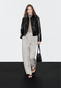 Massimo Dutti CROPPED - Giacca di pelle - black