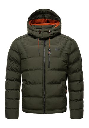 Giacca a vento verde con cappuccio, foderata in arancione, texture trapuntata, chiusura con zip e dettagli hardware a contrasto sul petto e sulle maniche.