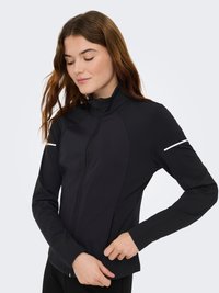 Zwarte atletische jas met een hoge kraag, ritssluiting, lange mouwen en reflecterende accenten. Heeft een aansluitend ontwerp en een gladde textuur.