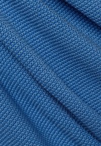 Blauer Strickstoff mit einem strukturierten, gerippten Muster. Er hat ein weiches, gemütliches Erscheinungsbild und eine mittlere Dicke mit einer glatten Oberfläche.