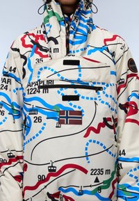 Weißer Stoffjacke mit einem bunten Kartenmotiv in Blau, Rot und Grün, ausgestattet mit einer Reißverschluss-Brusttasche und einem norwegischen Flaggen-Detail.