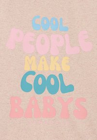 Hellrosa Stoff mit großen, mehrfarbigen Texten, die "COOL PEOPLE MAKE COOL BABYS" in verspielten Schriftarten lesen. "DANAMADE" steht am unteren Rand.