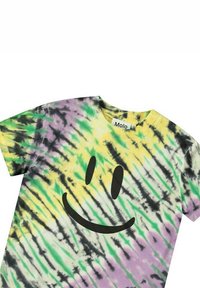 T-paita, joka on valmistettu puuvillasta ja jonka suunnittelussa on käytetty värikkäitä värejä, kuten violetti, keltainen, vihreä ja musta. T-paidassa on hymyilevän kasvokuvan graafinen printti, pyöreä kaula-aukko ja lyhyet hihat.