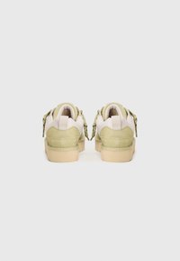 Groene en beige sneakers met een bovenwerk van suede en mesh, een gevoerde kraag en platte veters. Beschikt over een getextureerde rubberen zool en stikselaccenten.