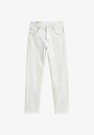 Witte slim-fit jeans met knoopsluiting aan de voorkant, ritssluiting en ontwerp met vijf zakken, plat uitgestald op een witte achtergrond.