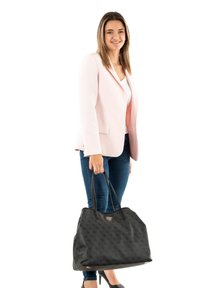 Borsa a spalla nera a motivo con due manici lunghi e una forma strutturata, caratterizzata da un dettaglio del logo nella parte frontale e una texture liscia.