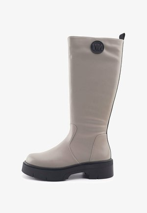 Knee-high, jasno szare wodoodporne buty z gładką teksturą, czarną gumową podeszwą i okrąłym logo na górze.