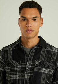 CHASIN' STRYKE GRAPHITE - Vapaa-ajan kauluspaita - black