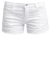 Pantalones cortos de algodón blancos con un diseño ajustado, que presentan bolsillos frontales y un intrincado detalle de encaje en el dobladillo inferior.
