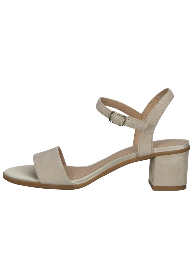 Sandal in suede beige con una larga fascia frontale, cinturino regolabile alla caviglia e un tacco spesso. Suola liscia con una leggera lucentezza.