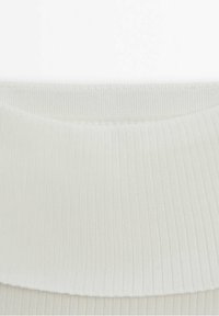 Maglione a coste in morbido bianco, caratterizzato da un ampio colletto e tessuto testurizzato, con una finitura liscia lungo i bordi.