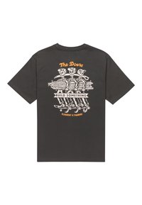 Donkergrijze t-shirt met korte mouwen met een graphic van drie skeletten op een boomstronk, met witte en oranje tekst: "De Doeners Bouwen Iets."
