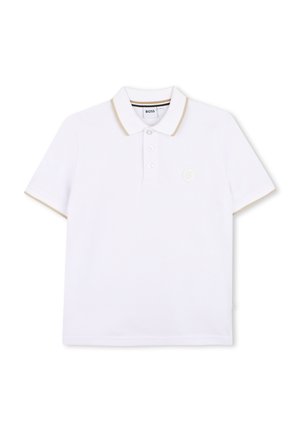 Polo blanc à manches courtes, avec des accents dorés sur le col et les manches, patte de boutonnage à trois boutons, et un petit logo sur la poitrine.