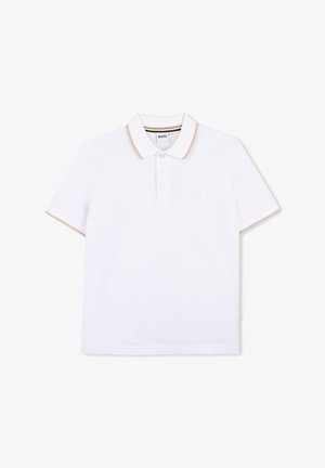 Polo blanc à manches courtes, avec des accents dorés sur le col et les manches, patte de boutonnage à trois boutons, et un petit logo sur la poitrine.