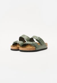 Olivengrønne sandaler med to justerbare spænder, korkfodlænke og struktureret sort gummisål. Casual design med flad profil.