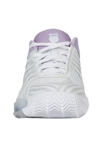 Batai su violetiniais akcentais ir baltais tinkliniais viršutiniais. Yra tekstūruotos juostos ir guminis padas su zigzagų raštu. Matomas K-Swiss logotipas.