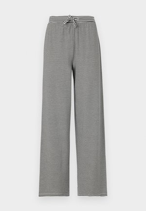 Pantaloni largi cu dungi negre și albe, având talie cu șnur. Realizați dintr-un material moale, cu dungi horizontale și o croială lejeră.