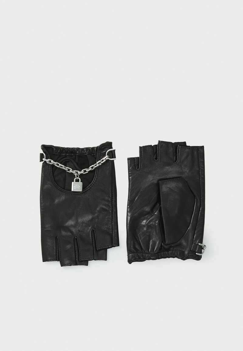 Gants sans doigts noirs en cuir, avec une chaîne et un cadenas décoratifs. Poignets élastiques ; texture lisse avec des coutures visibles.
