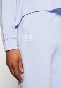 Under Armour RIVAL TERRY JOGGER  - Träningsbyxor - celeste/white