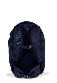 Mochila navy con patrones geométricos en azul y púrpura. Presenta correas de malla acolchadas, hebillas ajustables y un interior espacioso.