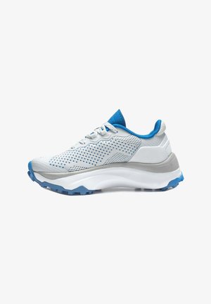 Sneaker atletica bianca e blu con chiusura con lacci, tomaia in mesh per la traspirabilità, suola spessa e ammortizzata e suola esterna blu testurizzata per una migliore aderenza.