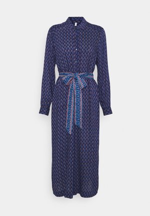 Donkerblauwe jurk met lange mouwen en een kraag, voorzien van een patroon en een decoratieve blauwe riem met rode en witte accenten.