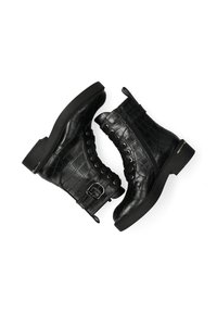 Černé kotníkové boty s krokodýlí texturou, šněrováním v přední části, bočním zipem a nízkým širokým podpatkem. Disponují stříbrnou sponou jako ozdobou.