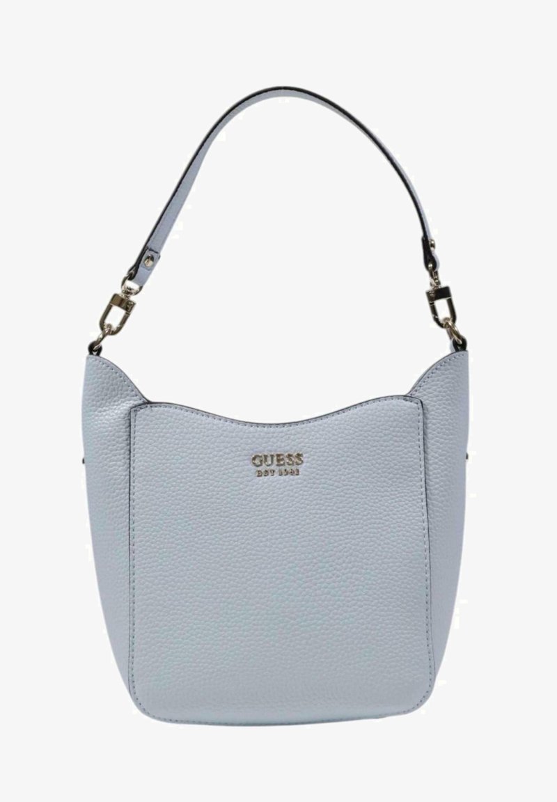 Sac à épaule en cuir texturé gris clair avec une forme courbée, arborant un logo doré "GUESS" et une seule sangle d'épaule avec des accents en métal.