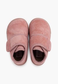 Scarpe slip-on per bambini in velluto rosa, con texture rigata, punta arrotondata e cinturino regolabile per una vestibilità sicura. Foderate in morbido tessuto con accenti minimi.