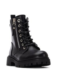 Bota de combate de cuero negro con cremallera frontal, puntera redonda, diseño de cordones y suela de goma gruesa con profundas protuberancias para tracción.