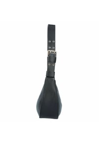 Borsa in pelle nera a forma di goccia, con tracolla regolabile, accessori in argento e dettagli di cucitura visibili lungo i bordi.
