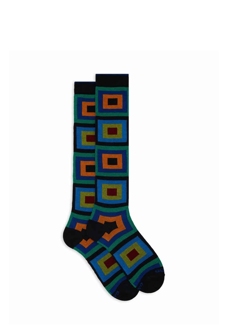 Calze alte fino al ginocchio con un motivo geometrico di quadrati arancioni, rossi, verdi e blu su uno sfondo nero. Realizzate in tessuto morbido.