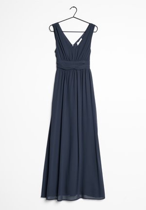 Robe maxi bleu foncé sans manches avec col en V et taille froncée, suspendue sur un cintre noir sur fond blanc.