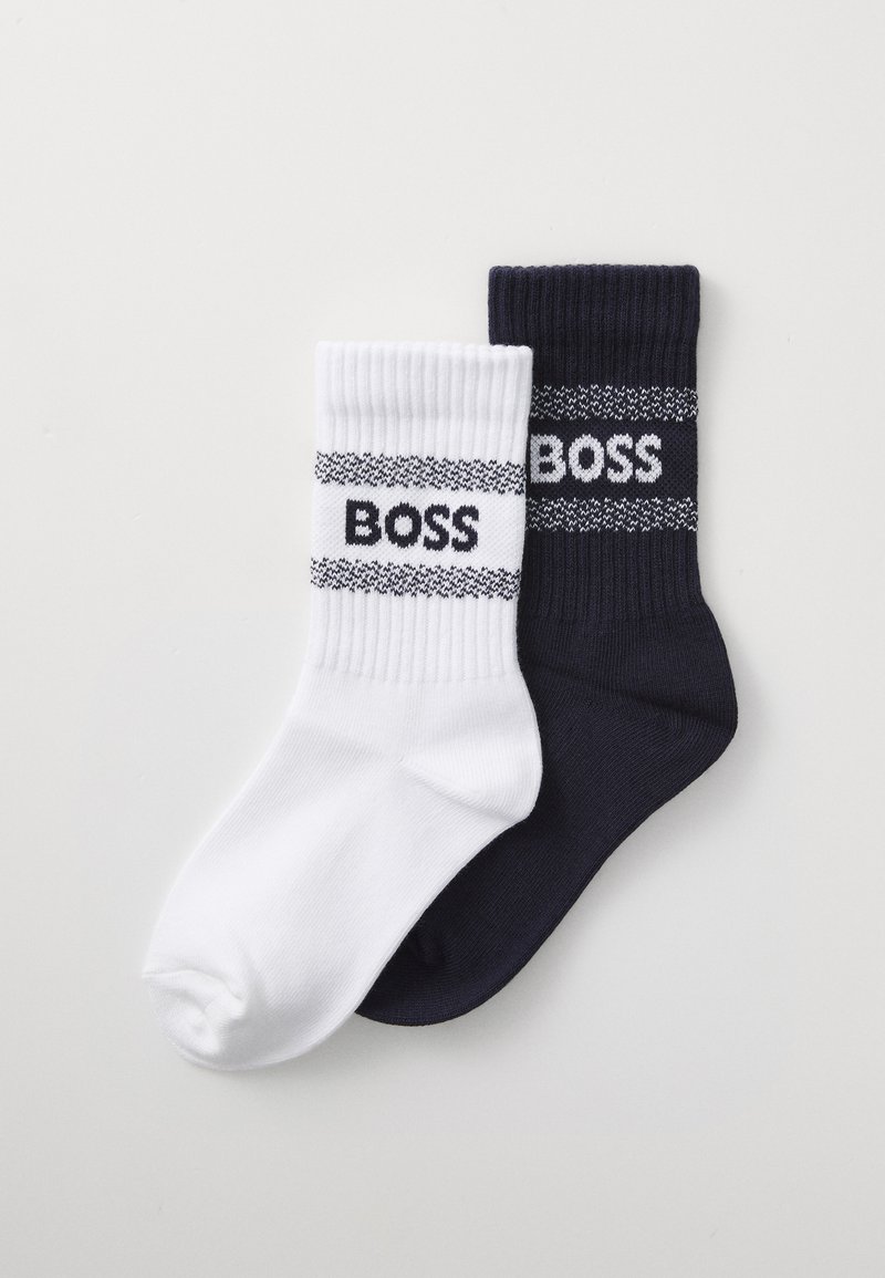 Ponožky z bavlneného zmesi v bielej a námorníckej farbe, s rebrovanými manžetami a kontrastným logom "BOSS" s dvoma horizontálnymi pruhmi. Mäkká textúra.