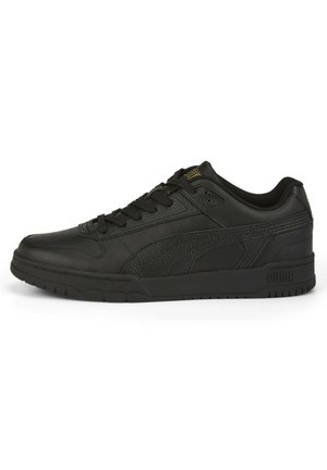 Niski czarny skórzany sneaker z teksturowanymi panelami bocznymi, czarnymi sznurówkami i grubą gumową podeszwą z logo Puma.