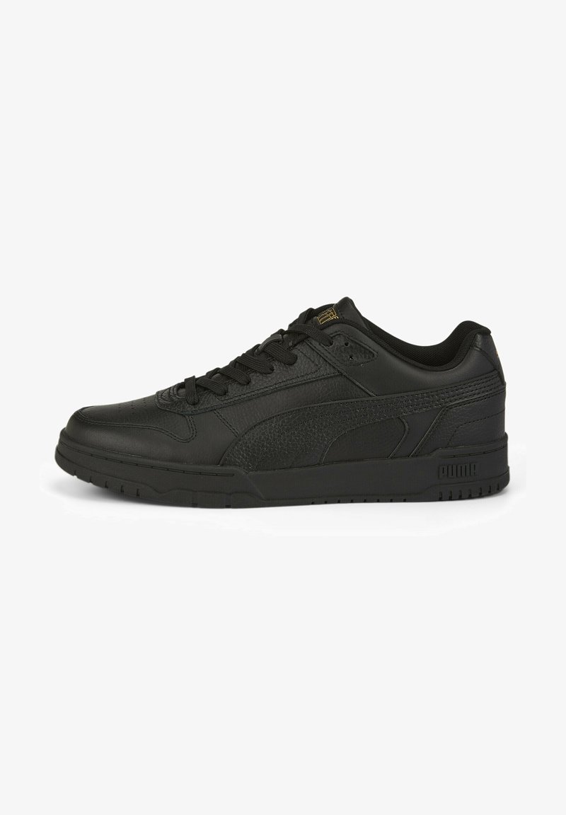 Baskets basses en cuir noir avec panneaux latéraux texturés, lacets noirs et une épaisse semelle en caoutchouc arborant le logo Puma.