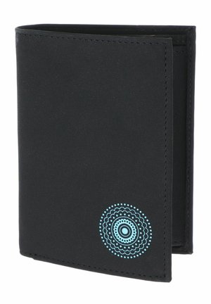 Portefeuille noir bi-pli avec bords cousus et petit motif mandala circulaire bleu dans le coin inférieur droit de la couverture avant.