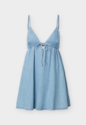 Robe en denim bleu clair sans manches avec fines bretelles et détail noué à l'avant, dotée d'un corsage ajusté et d'une jupe évasée.