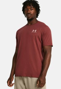 Under Armour LEFT CHEST LOGO - Potiskana majica - cinna red