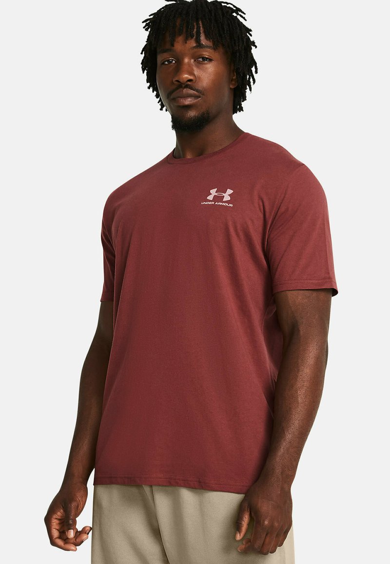 Under Armour LEFT CHEST LOGO - Potiskana majica - cinna red