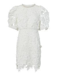 Λευκό φόρεμα με λουλουδάτη δαντέλα, φουσκωτά μανίκια και λαιμόκοψη με πετράδια. Κοντό μήκος με οδοντωτό στρίφωμα και περίπλοκες λεπτομέρειες.