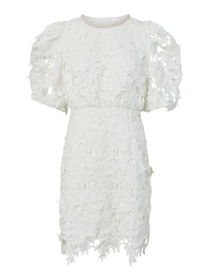Λευκό φόρεμα με λουλουδάτη δαντέλα, φουσκωτά μανίκια και λαιμόκοψη με πετράδια. Κοντό μήκος με οδοντωτό στρίφωμα και περίπλοκες λεπτομέρειες.