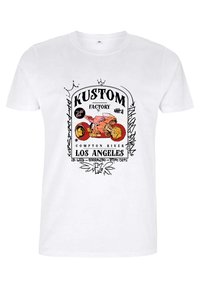 Bílá tričko s grafickým potiskem, na kterém je text "KUSTOM FACTORY," ilustrace motocyklu a akcenty ve stylu graffiti.