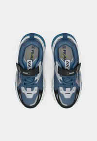 Chaussures de sport bleues avec un mélange d'accents gris et noirs, présentant une tige texturée, des lacets élastiques et une sangle Velcro pour un ajustement sécurisé.