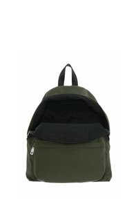 Sac à dos vert olive avec intérieur noir, poignée supérieure, poche avant zippée et compartiment principal dézippé sur fond blanc.