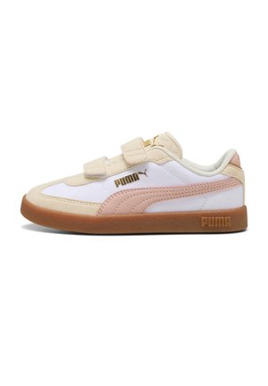 Zapatilla baja Puma en beige, blanco y rosa con dos correas de velcro y suela de goma color chicle, con el logo lateral visible.