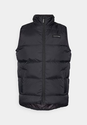 Schwarze Steppweste mit hohem Kragen, Frontreißverschluss und seitlichen Taschen. Verfügt über gesteppten Bereiche und ein kleines Logo-Patch auf der Brust.