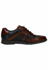 Chaussure en cuir marron et noire avec une tige texturée, une fermeture à lacets, des accents contrastants et une semelle en caoutchouc rainurée pour une meilleure adhérence.